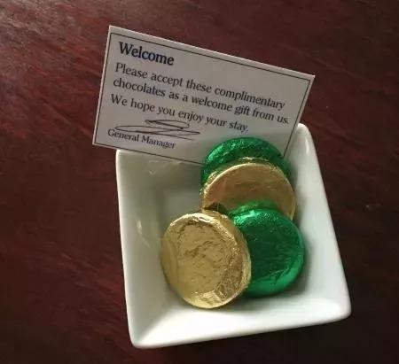 Complimentary adj. 免費的,贈送的