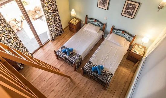 twin (size) bed 單人床